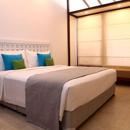 Blue Oceanic Beach Hotel Negombo Bagian luar foto