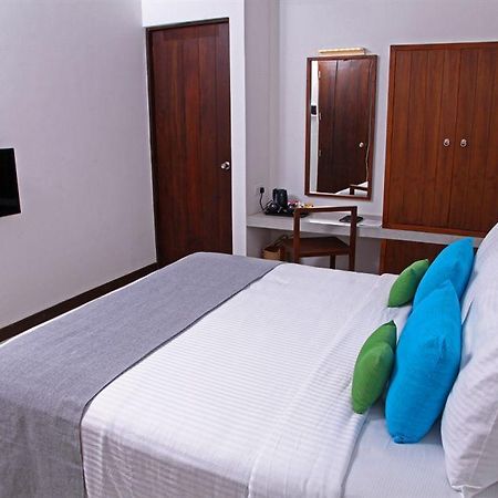 Blue Oceanic Beach Hotel Negombo Bagian luar foto