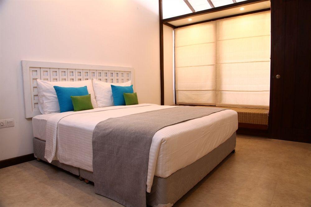 Blue Oceanic Beach Hotel Negombo Bagian luar foto