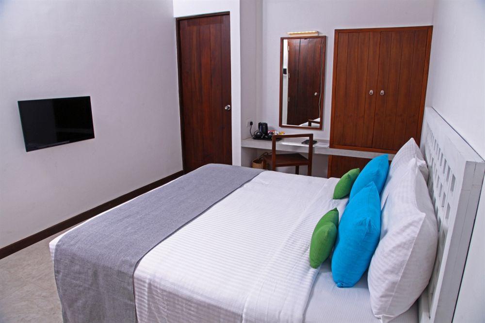 Blue Oceanic Beach Hotel Negombo Bagian luar foto
